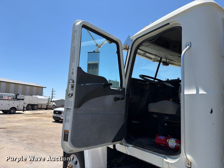 image for item ED5289 2014 Mack CHU613 semi truck