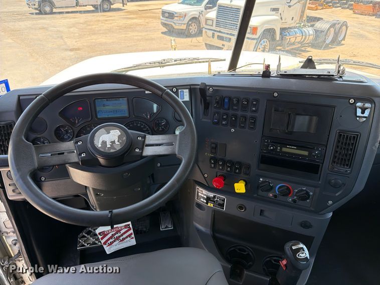image for item ED5289 2014 Mack CHU613 semi truck