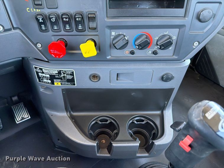 image for item ED5289 2014 Mack CHU613 semi truck