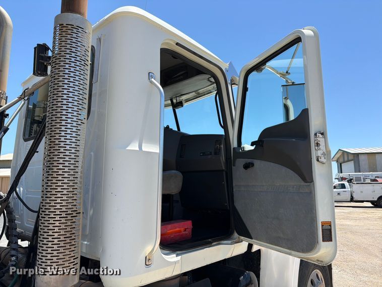 image for item ED5289 2014 Mack CHU613 semi truck