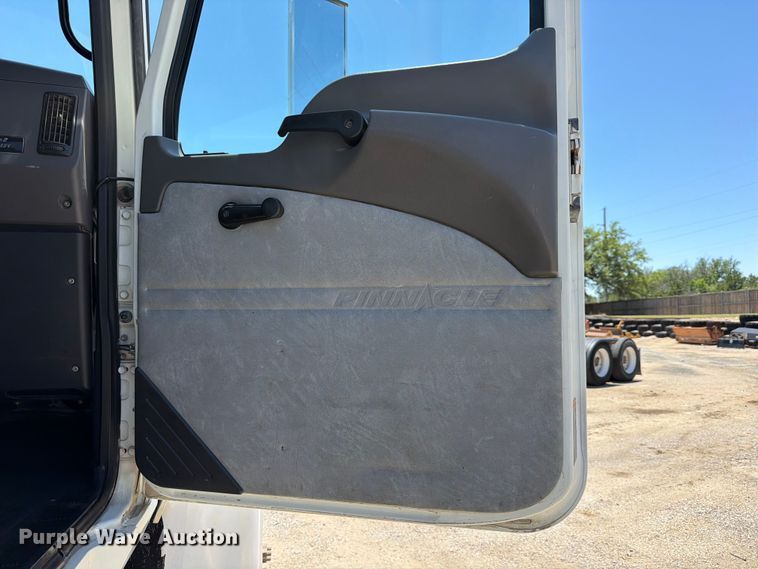 image for item ED5289 2014 Mack CHU613 semi truck