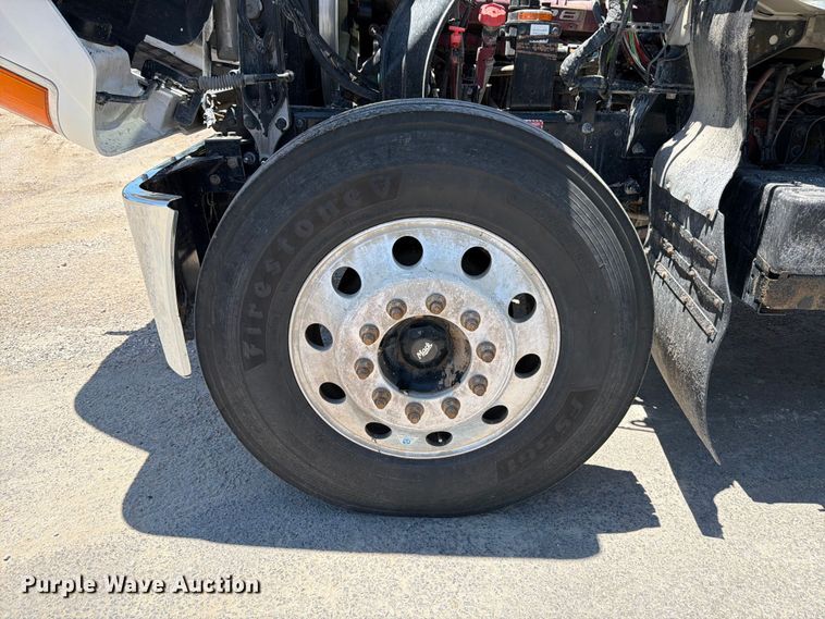 image for item ED5289 2014 Mack CHU613 semi truck
