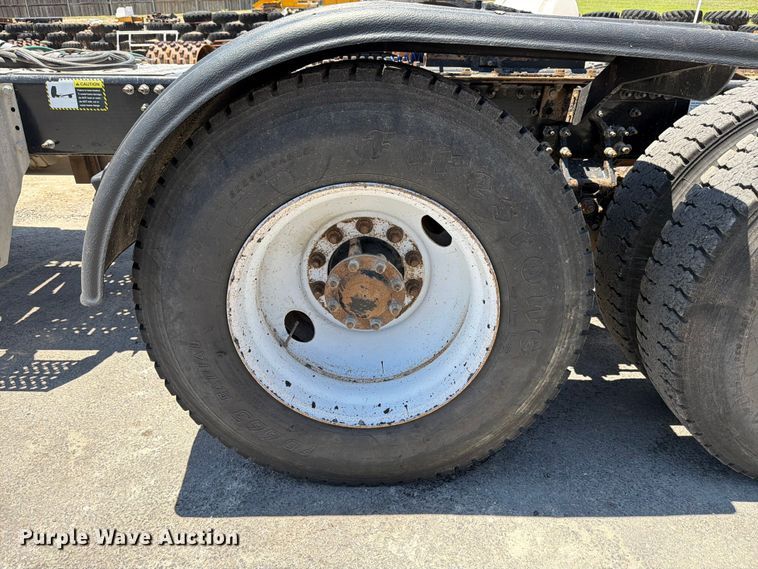 image for item ED5289 2014 Mack CHU613 semi truck