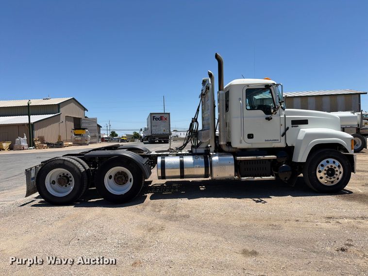 image for item ED5290 2014 Mack CHU613 semi truck