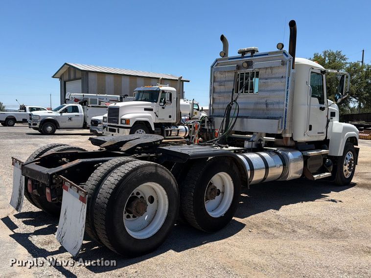 image for item ED5290 2014 Mack CHU613 semi truck