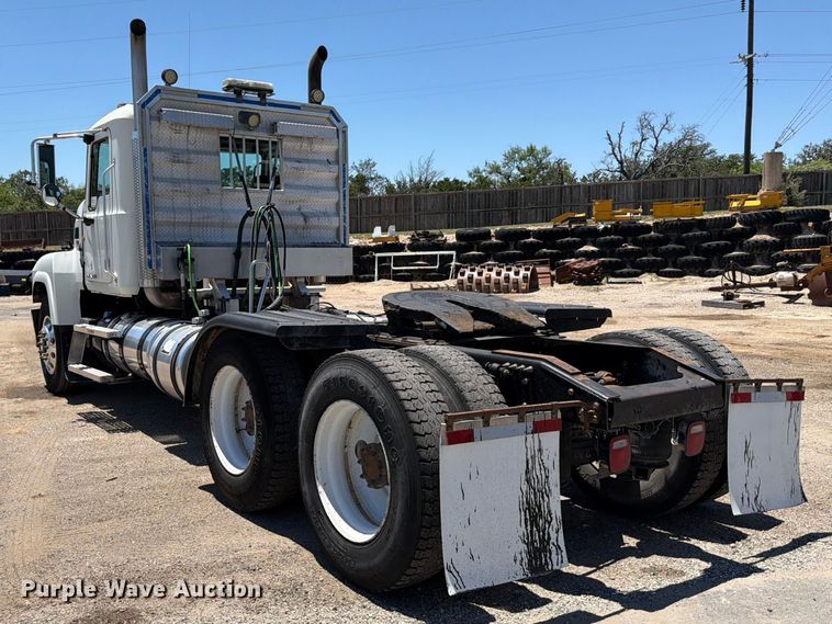 image for item ED5290 2014 Mack CHU613 semi truck
