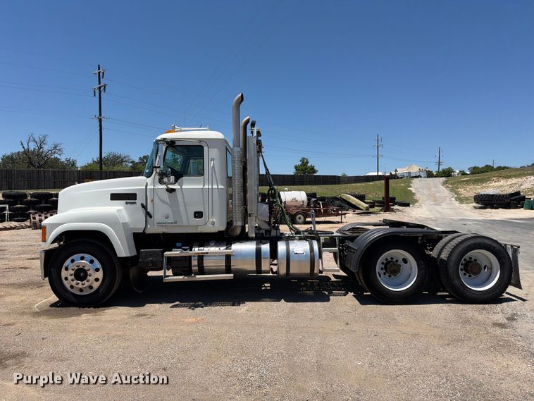 image for item ED5290 2014 Mack CHU613 semi truck