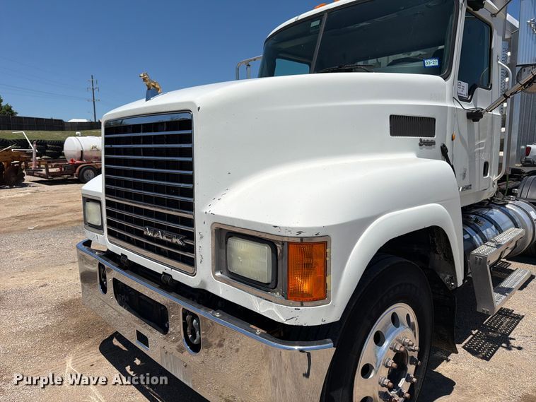 image for item ED5290 2014 Mack CHU613 semi truck