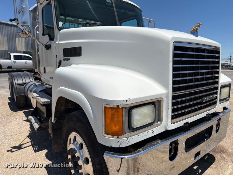 image for item ED5290 2014 Mack CHU613 semi truck