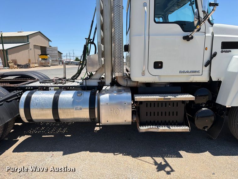 image for item ED5290 2014 Mack CHU613 semi truck