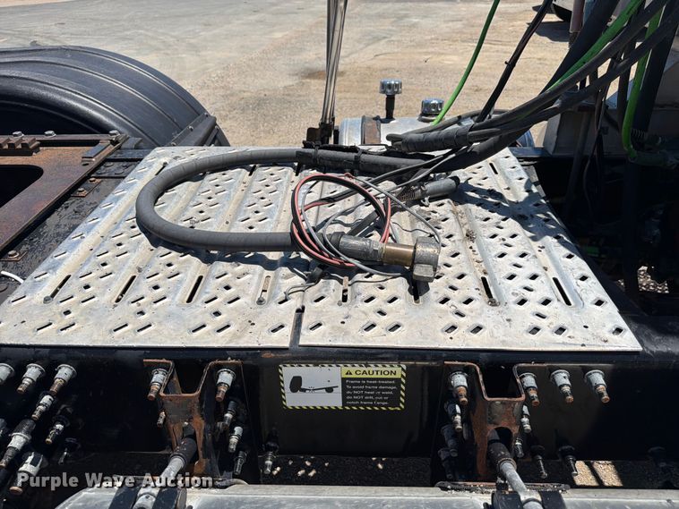 image for item ED5290 2014 Mack CHU613 semi truck