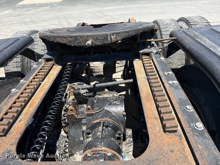 image for item ED5290 2014 Mack CHU613 semi truck