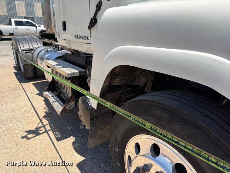 image for item ED5290 2014 Mack CHU613 semi truck