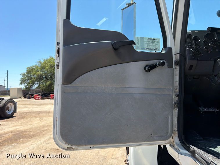 image for item ED5290 2014 Mack CHU613 semi truck