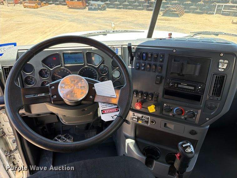 image for item ED5290 2014 Mack CHU613 semi truck