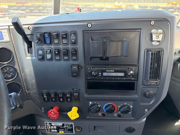 image for item ED5290 2014 Mack CHU613 semi truck