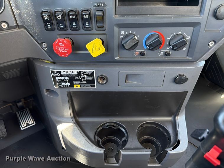 image for item ED5290 2014 Mack CHU613 semi truck