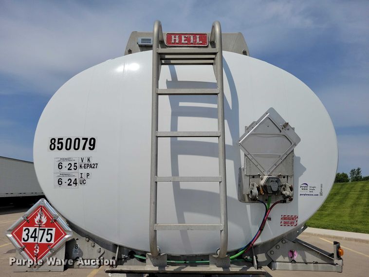 image for item EE1003 2005 Heil Fuel Tanker