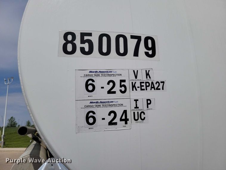image for item EE1003 2005 Heil Fuel Tanker