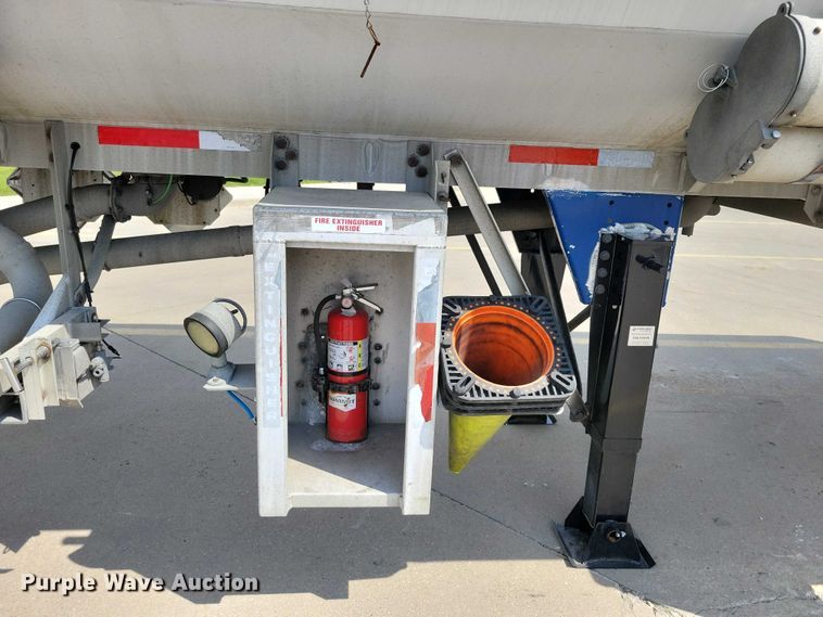 image for item EE1003 2005 Heil Fuel Tanker