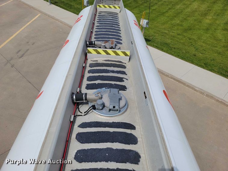 image for item EE1003 2005 Heil Fuel Tanker
