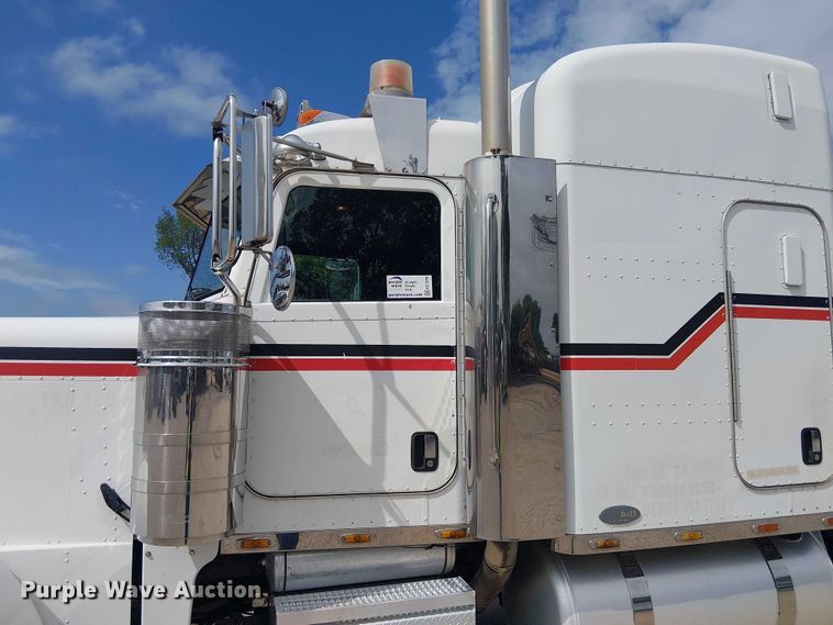 image for item EE1478 2006 Peterbilt 379 semi truck