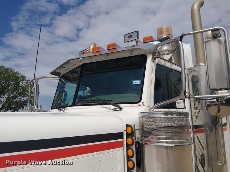 image for item EE1478 2006 Peterbilt 379 semi truck