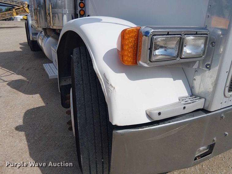 image for item EE1478 2006 Peterbilt 379 semi truck