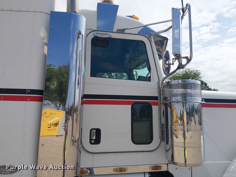 image for item EE1478 2006 Peterbilt 379 semi truck