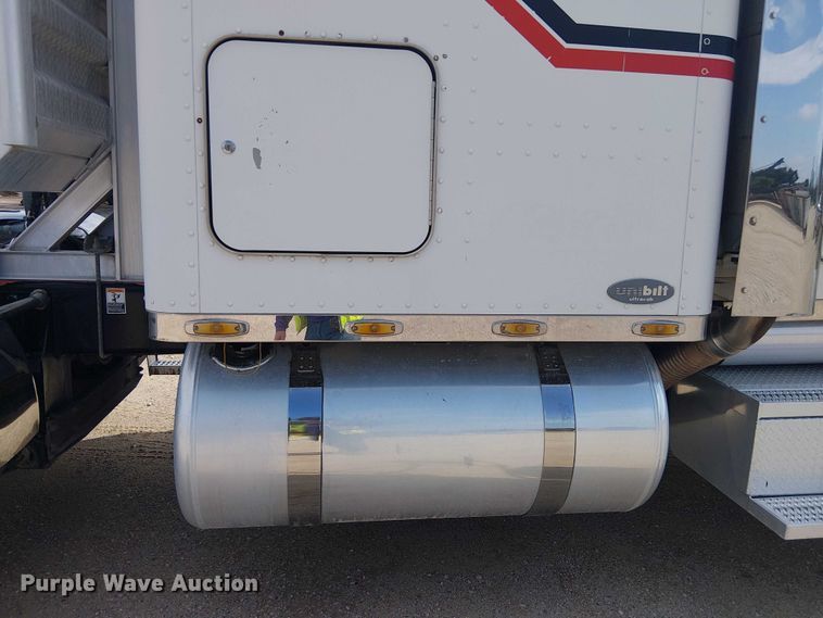 image for item EE1478 2006 Peterbilt 379 semi truck