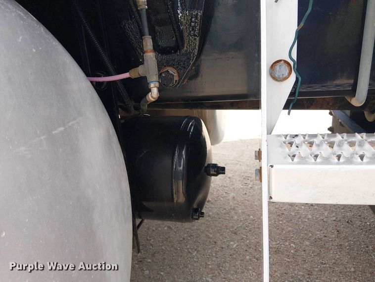 image for item EE1478 2006 Peterbilt 379 semi truck