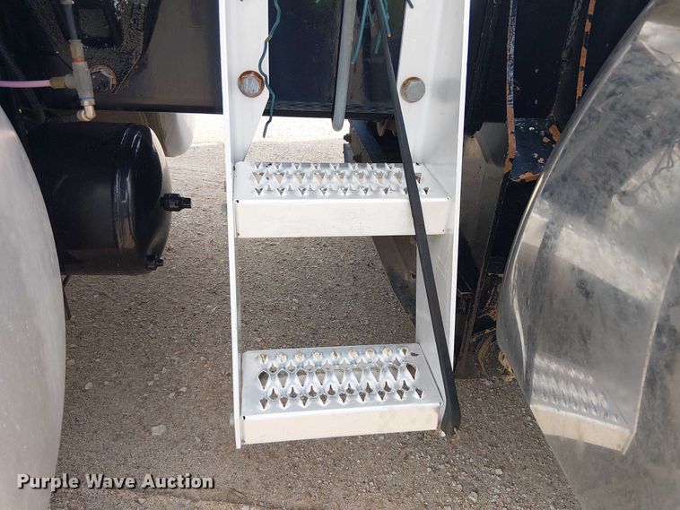 image for item EE1478 2006 Peterbilt 379 semi truck