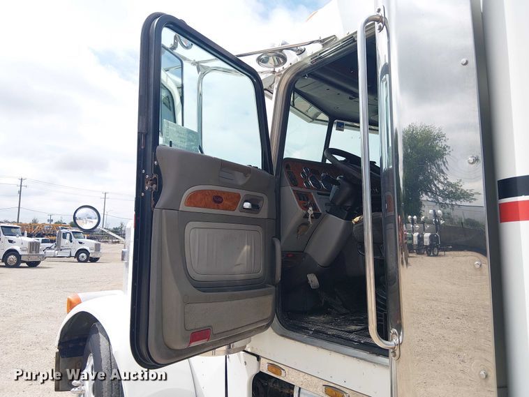 image for item EE1478 2006 Peterbilt 379 semi truck