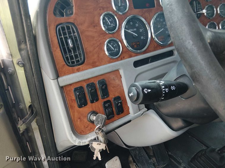 image for item EE1478 2006 Peterbilt 379 semi truck