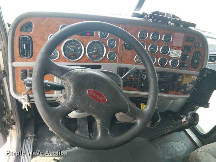 image for item EE1478 2006 Peterbilt 379 semi truck