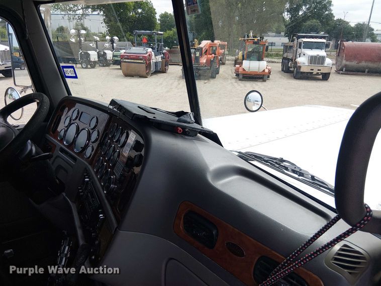 image for item EE1478 2006 Peterbilt 379 semi truck