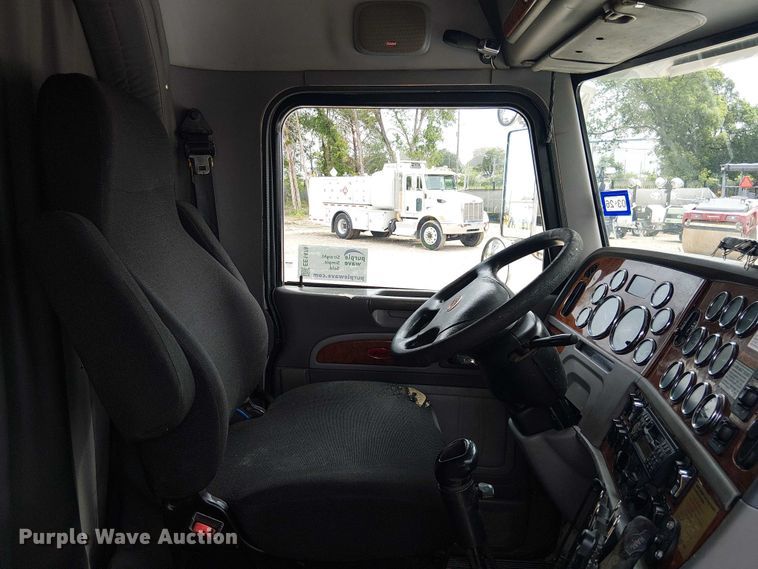 image for item EE1478 2006 Peterbilt 379 semi truck