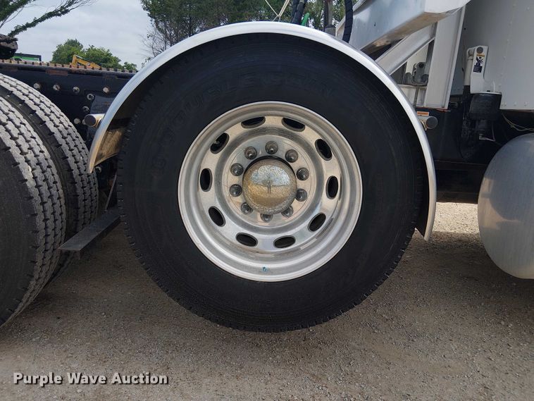 image for item EE1478 2006 Peterbilt 379 semi truck
