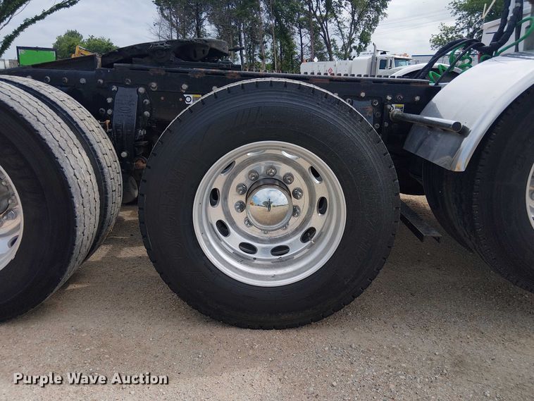 image for item EE1478 2006 Peterbilt 379 semi truck