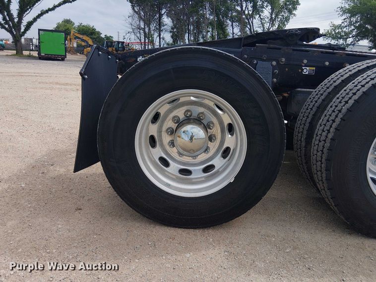 image for item EE1478 2006 Peterbilt 379 semi truck