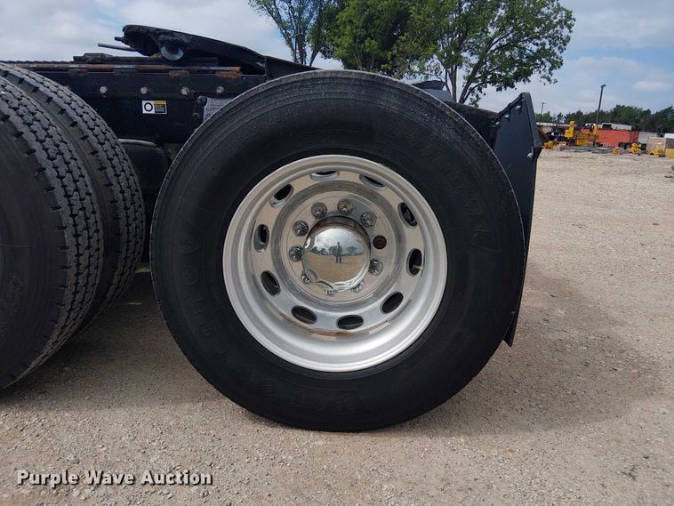 image for item EE1478 2006 Peterbilt 379 semi truck