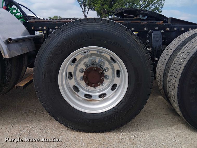 image for item EE1478 2006 Peterbilt 379 semi truck