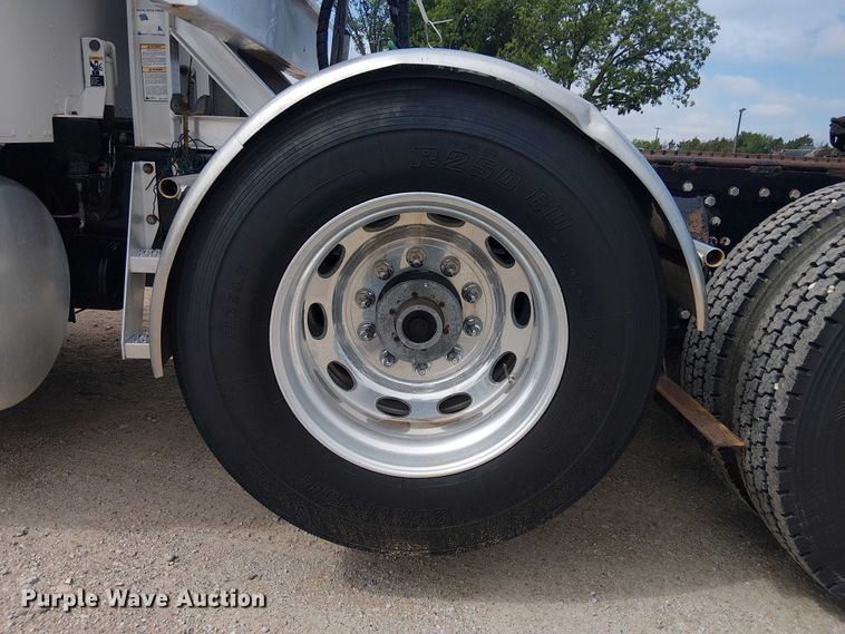 image for item EE1478 2006 Peterbilt 379 semi truck
