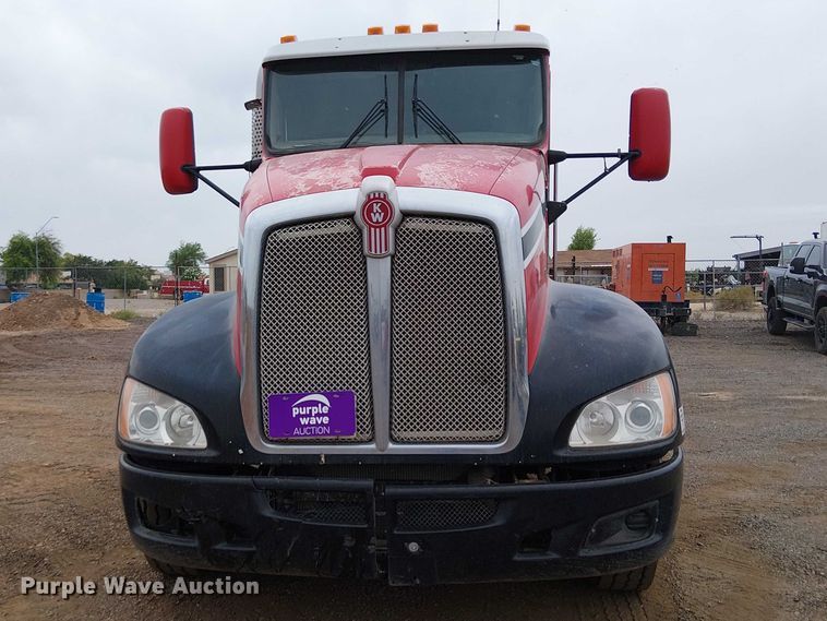 image for item EE5244 2013 Kenworth T660 semi truck