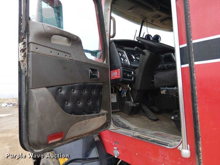 image for item EE5244 2013 Kenworth T660 semi truck