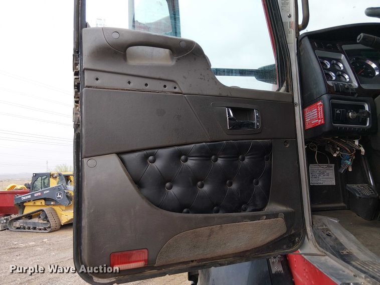 image for item EE5244 2013 Kenworth T660 semi truck