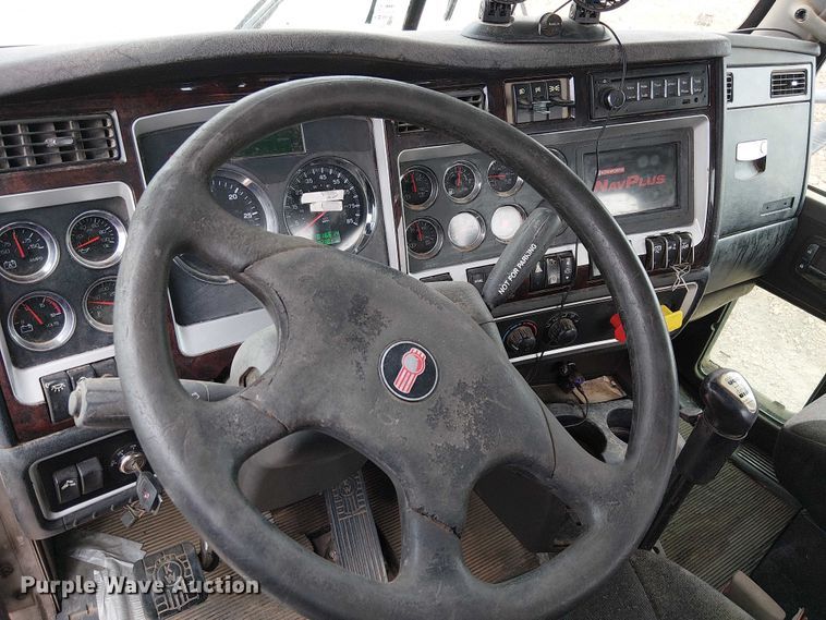 image for item EE5244 2013 Kenworth T660 semi truck
