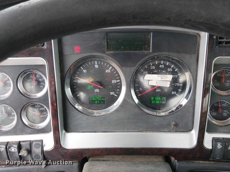 image for item EE5244 2013 Kenworth T660 semi truck
