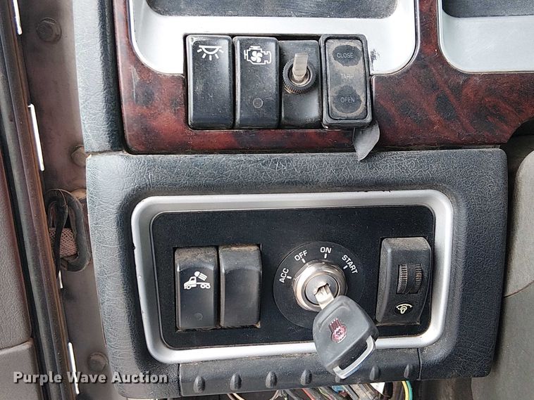 image for item EE5244 2013 Kenworth T660 semi truck