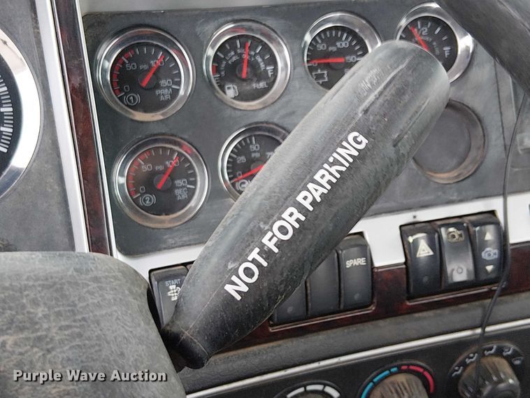 image for item EE5244 2013 Kenworth T660 semi truck